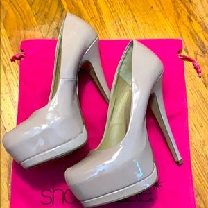 Platform pumps patent leather